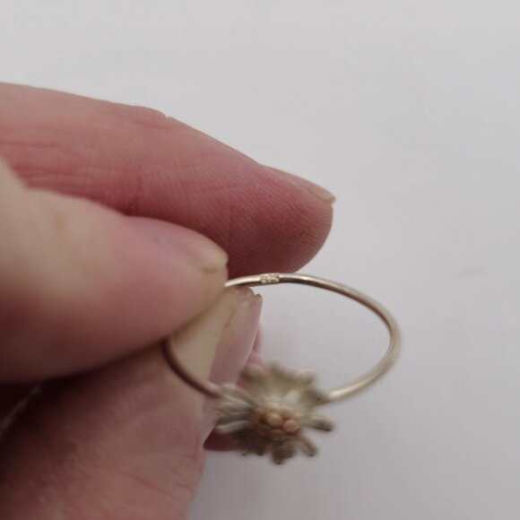 Size 8 Sterling Silver Cute Daisy Flower Ring A2418 - Picture 4 of 7